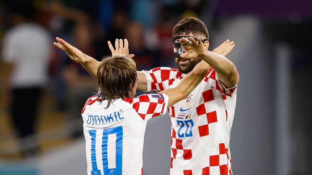 Der alte und der neue Star der Kroaten: Luka Modric und RB-Profi Josko Gvardiol feiern das 0:0 gegen Belgien