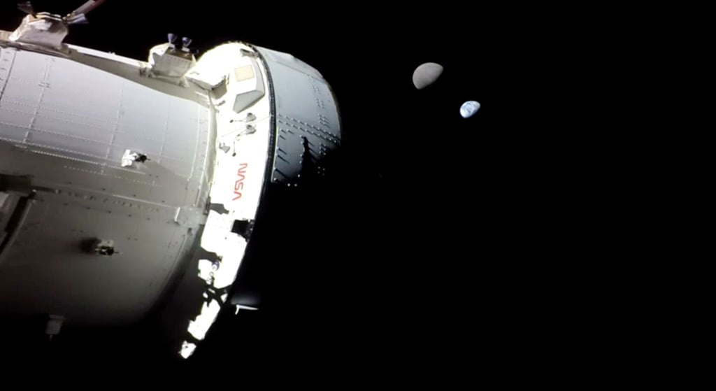 Auf dieser Nasa-Aufnahme sind die Erde und der Mond von der „Orion“-Kapsel aus zu sehen.