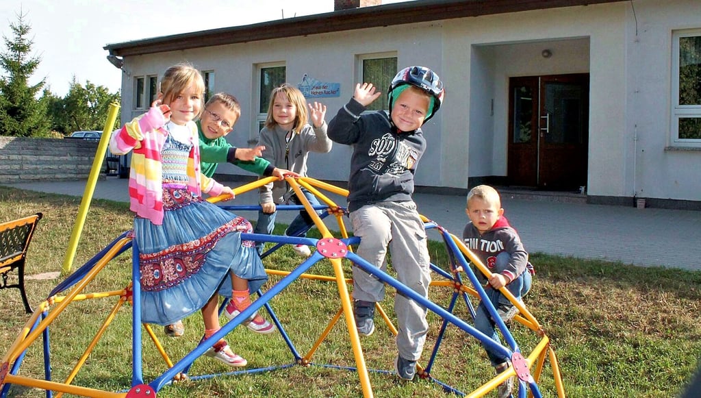 Kinder vor der Kita „Haus der kleinen Racker“ in Bellingen .