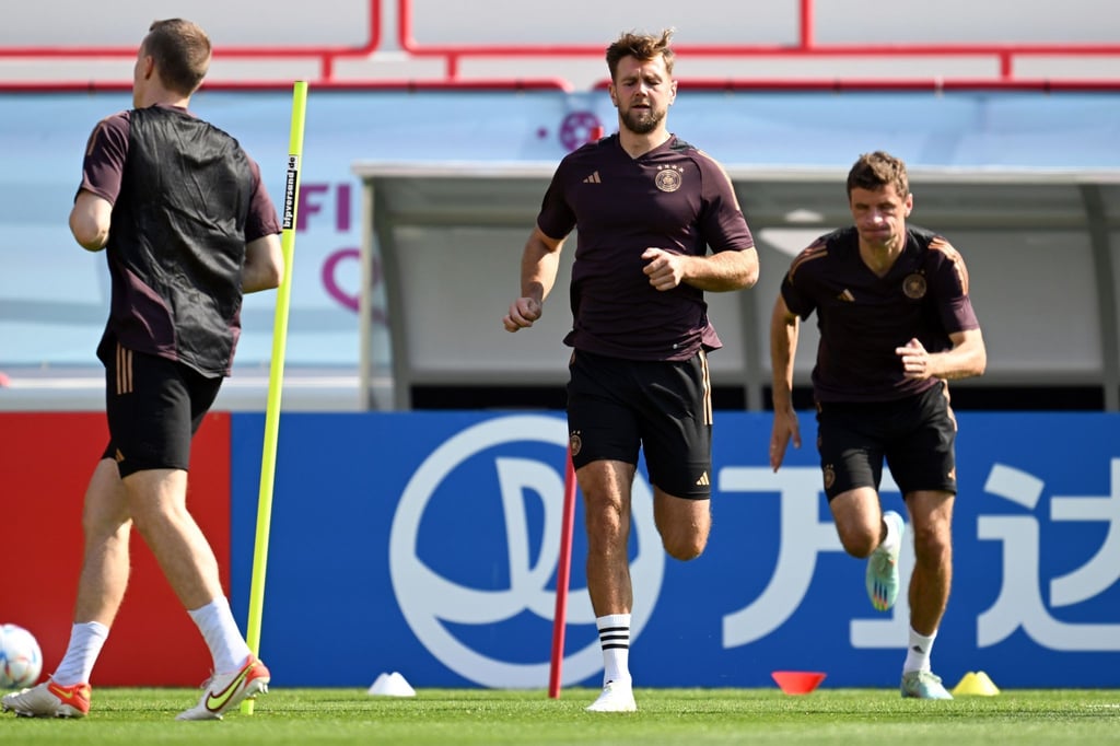 Die Nationalspieler Niclas Füllkrug (M), Lukas Klostermann (l) und Thomas Müller (r) beim Abschlusstraining.