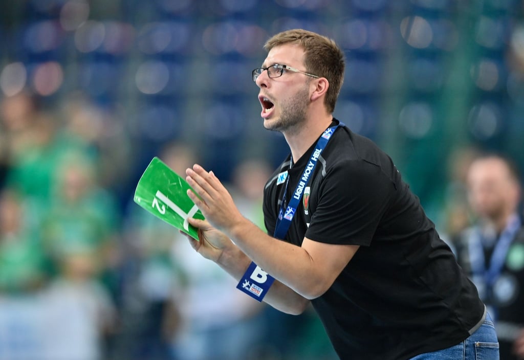 Berlins Trainer Jaron Siewert an der Seitenlinie.
