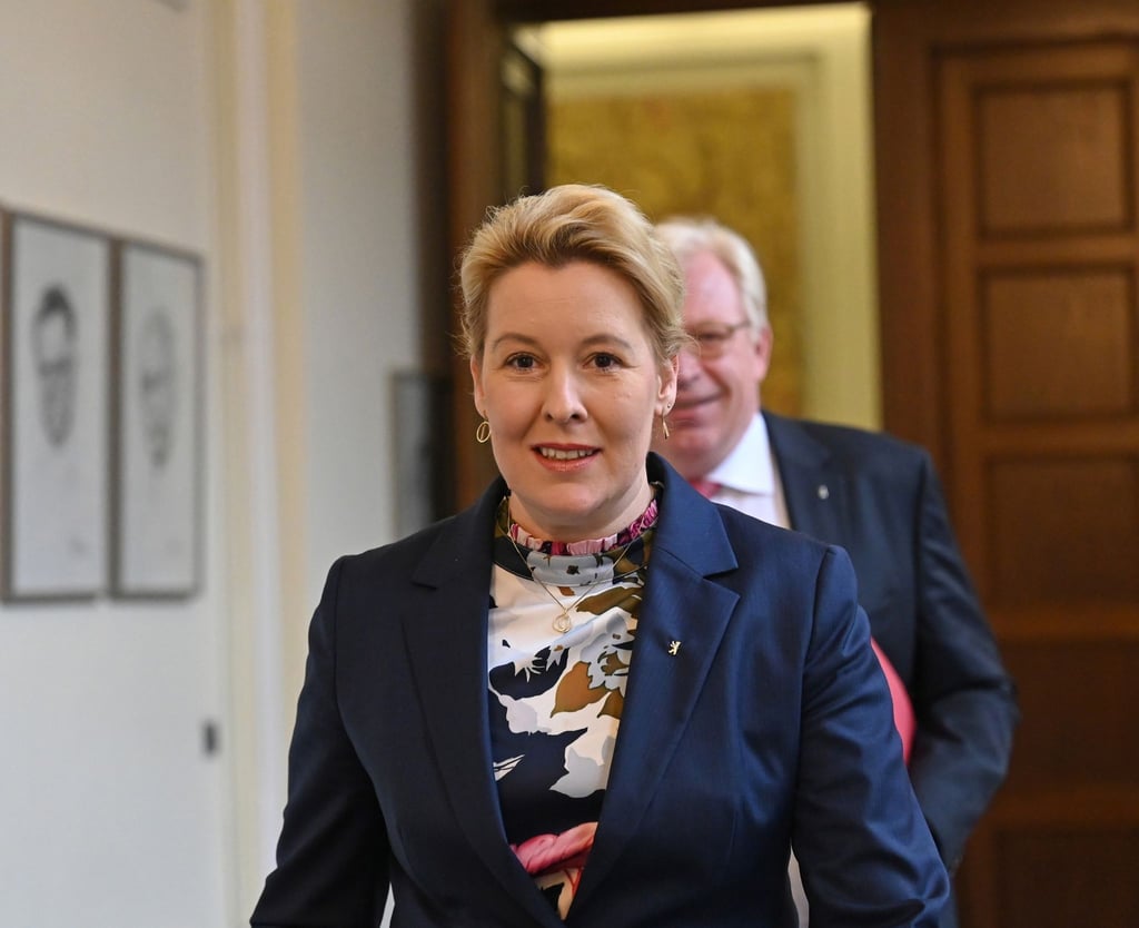 Franziska Giffey und Ralf Kleindiek kommen zur Pressekonferenz nach der Senatzssitzung.