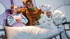 Sie geben sich wirklich alle Mühe, damit es endlich schneit – von links: Goldmarie (Paula Dieckmann), Hilmar, das Eichhörnchen (Rico Strempel) und Frau Holle (Mia Antonia Dressler) in der weihnachtlichen Märchen-Inszenierung im Hof des neuen theaters in Halle