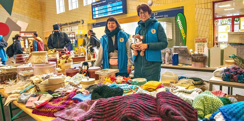 Ira Barkusky (l.) hat für zwei Tage den Weihnachts-Kunstmarkt zugunsten der Bahnhofsmission im Dessauer Hauptbahnhof aufgebaut. Verena Lanfermann, Leiterin der Bahnhofsmission, (r.) ist dankbar für das Engagement.