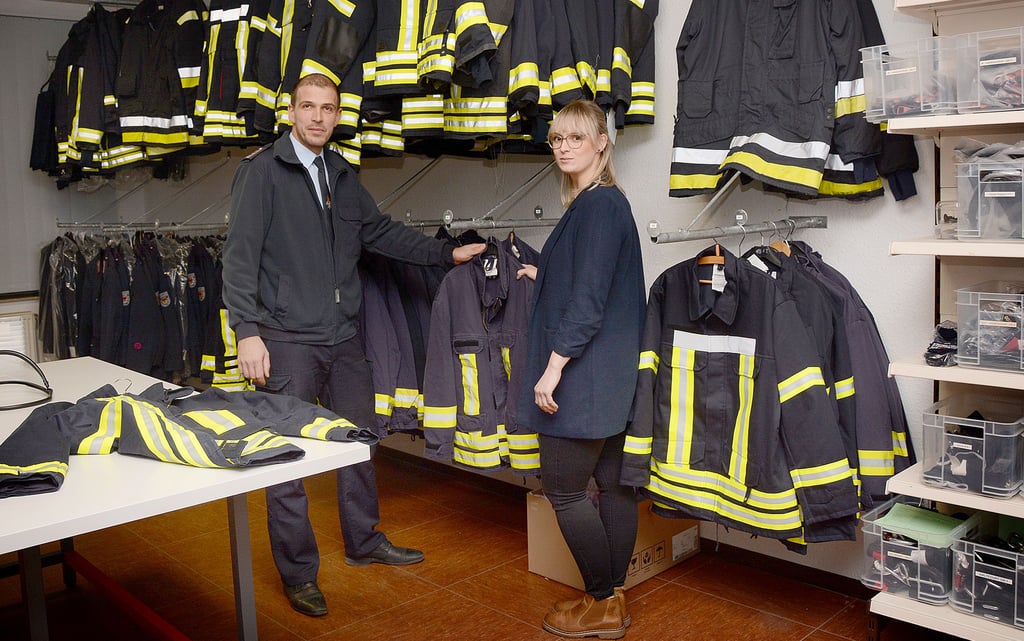 Lucas Heymann ist auch am neuen Standort in Seehausen Chef der Kleiderkammer und hat den Überblick, was an persönlicher und DIN-gerechter Schutzausrüstung benötigt wird. Vanessa Gieschler steht ihm als Sachbearbeiterin aus dem Rathaus zur Seite.