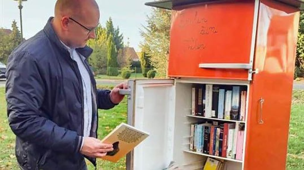 Ortschef Robert Käsebier schaut am Friedrichsauer Bücherkühlschrank nach dem rechten.
