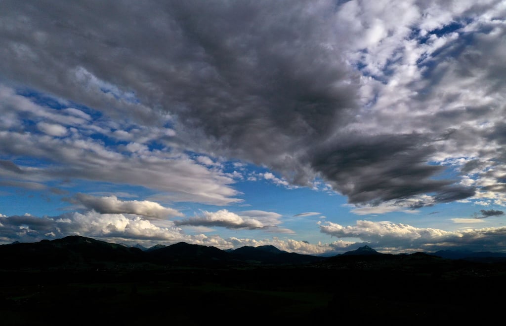 Wolken ziehen über das abendliche Alpenvorland.