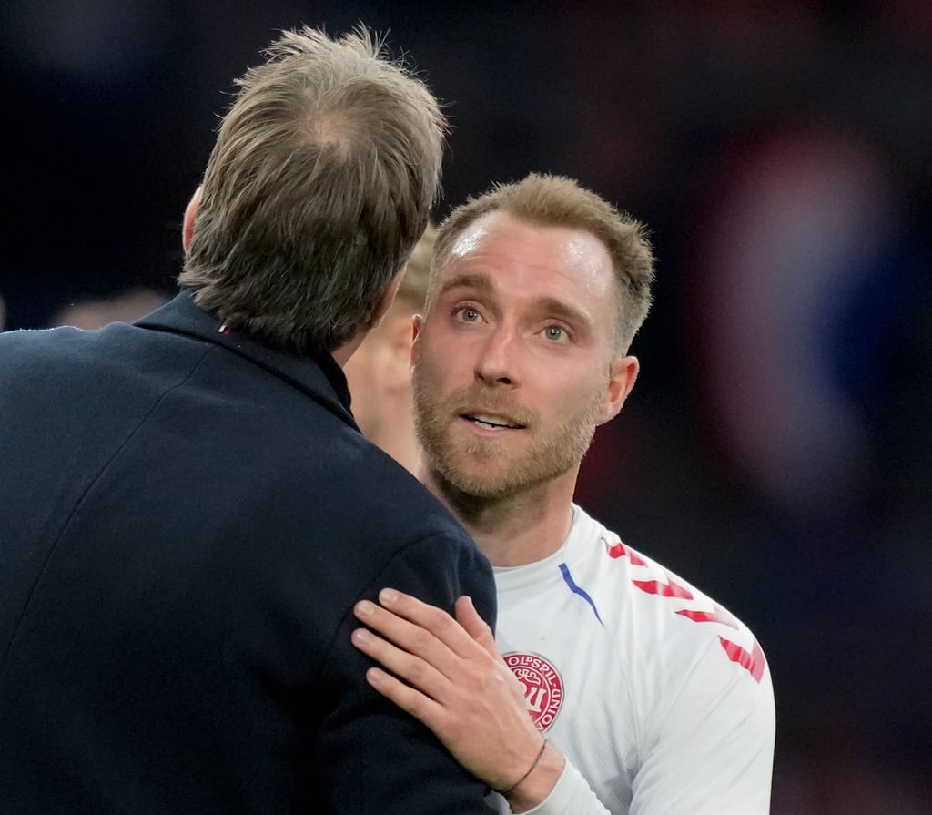Dänemarks Trainer Kasper Hjulmand (l) umarmt Christian Eriksen.