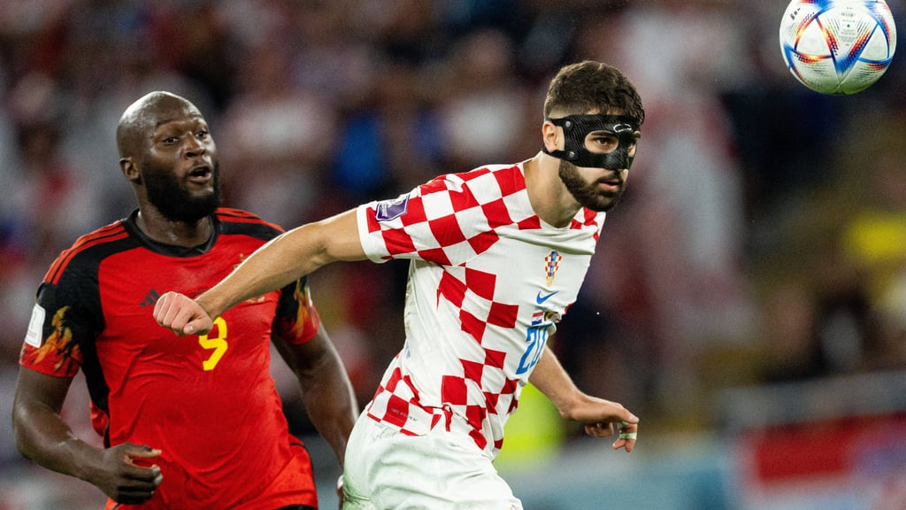 Josko Gvardiol (r.) im Zweikampf