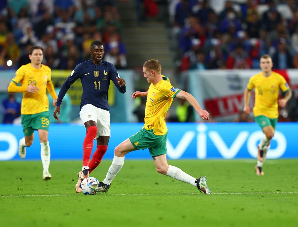 Ousmane Dembele (M) beim Kampf um den Ball.