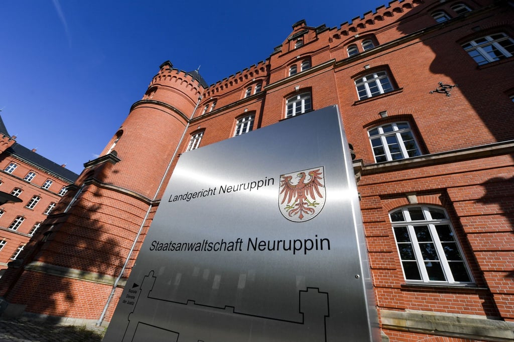 Das Schild weist auf das Landgericht und die Staatsanwaltschaft Neuruppin.