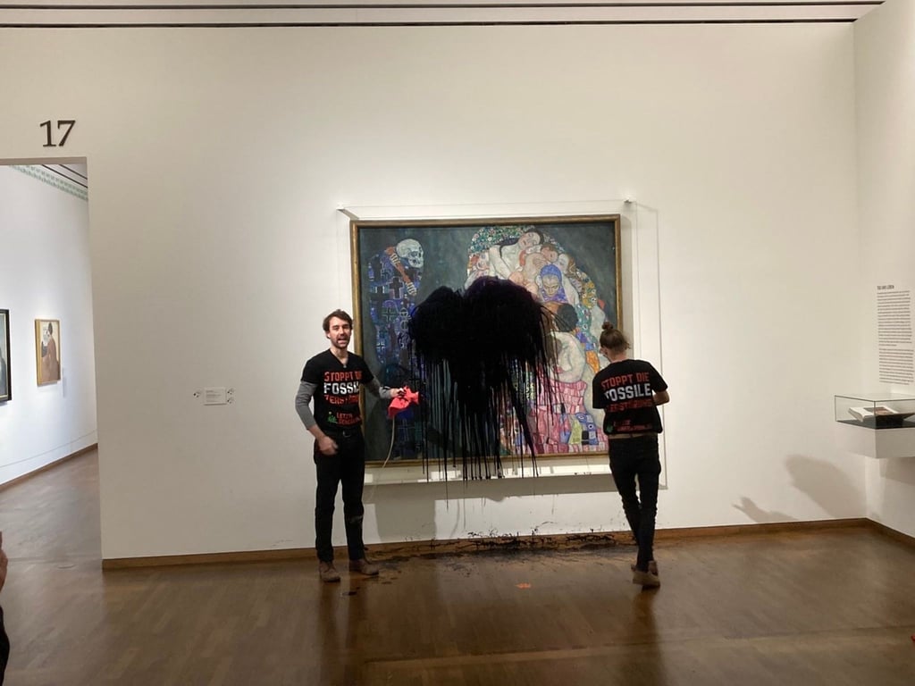 Klimaaktivisten der Gruppe “Letzte Generation„ haben im Leopold Museum das Gemälde “Tod und Leben„ von Gustav Klimt mit Öl überschüttet.