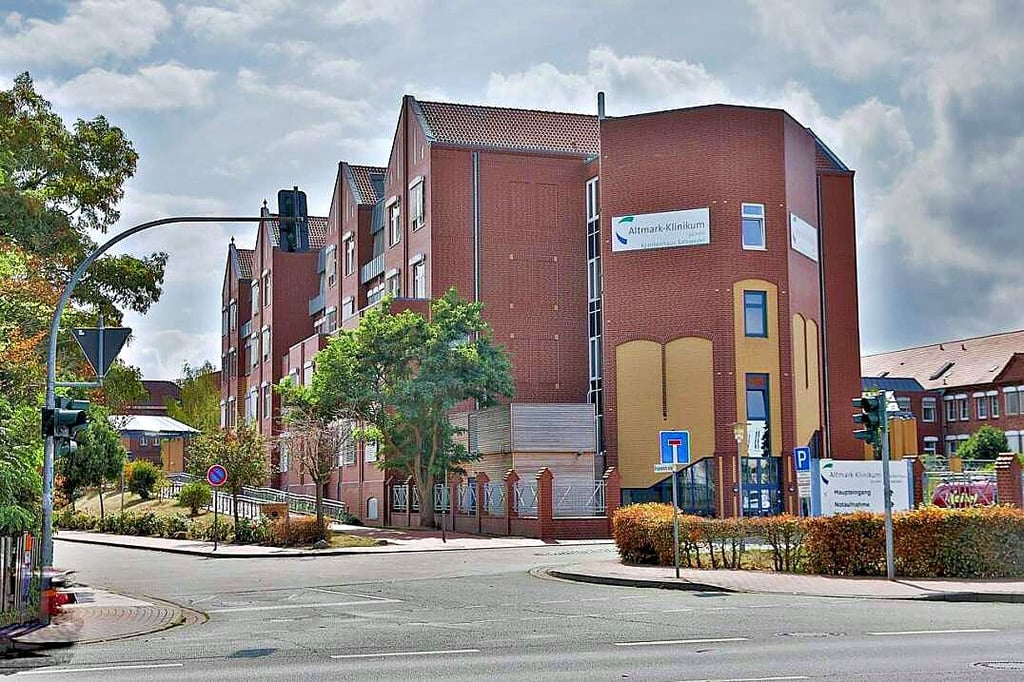 Die Außenwerbung an den Krankenhäusern des Altmark-Klinikums soll künftig unbeleuchtet bleiben.