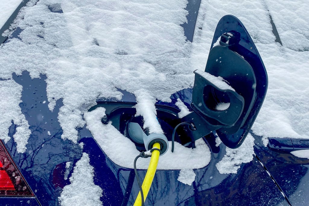 Ganz frostige Zustände mögen weder Menschen noch die Akkus von E-Autos sehr gern. Eine warme Batterie lädt laut Experten zudem schneller als eine kalte.