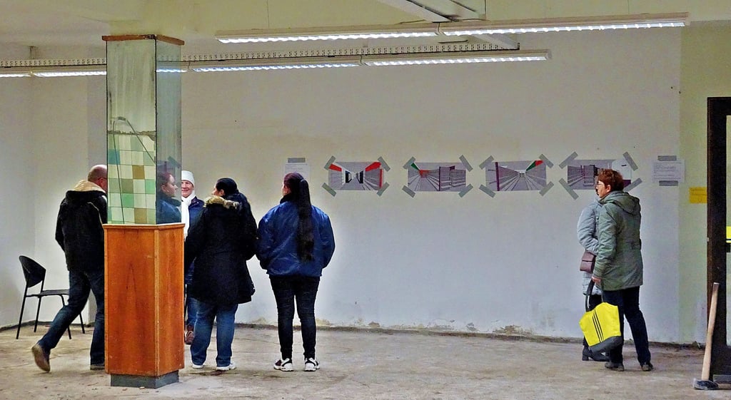 Skizzen an der Wand halfen bei der Baustellenbesichtigung im Enso-Projekt in Wörlitz, sich zu orientieren.