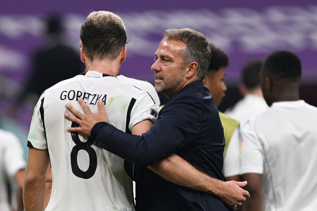 Bundestrainer Hansi Flick (r) umarmt nach dem Spiel Leon Goretzka.