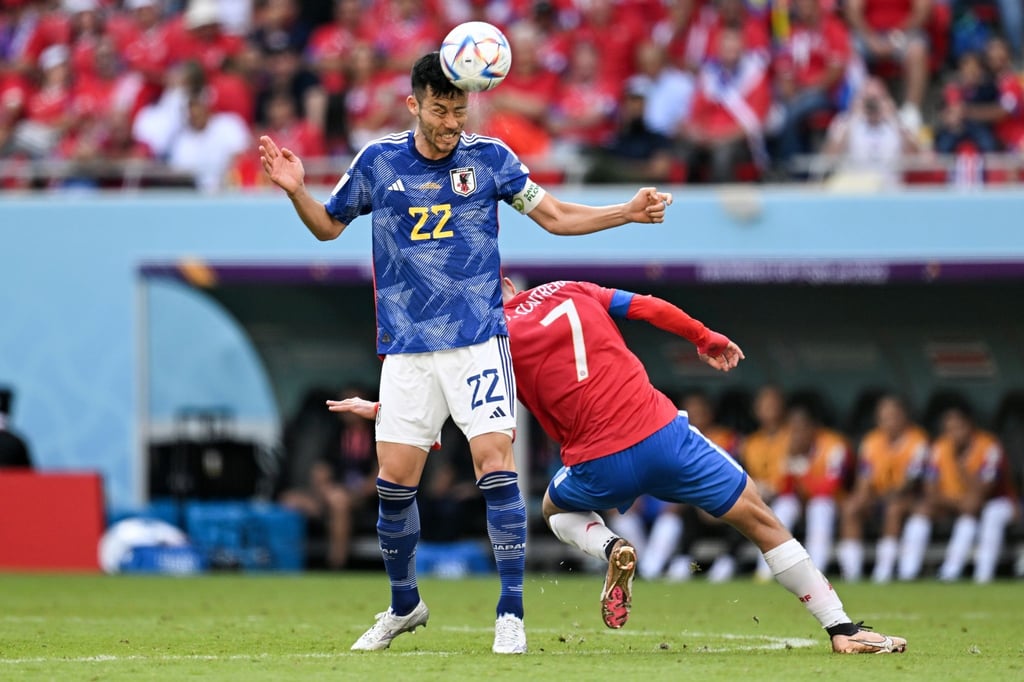 Japans Maya Yoshida (l) im Spiel gegen Costa Rica in Aktion.