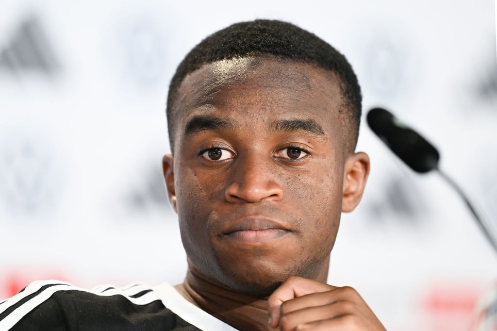 Nationalspieler Youssoufa Moukoko nimmt an einer Pressekonferenz teil.