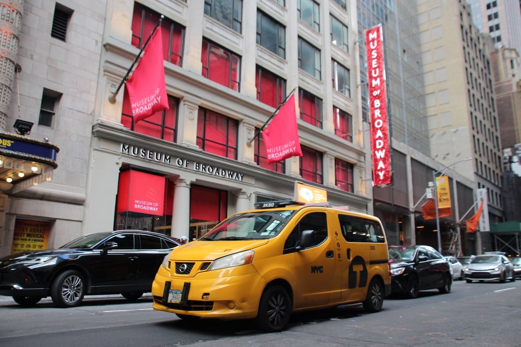 Autos stehen vor dem „Museum of Broadway“.