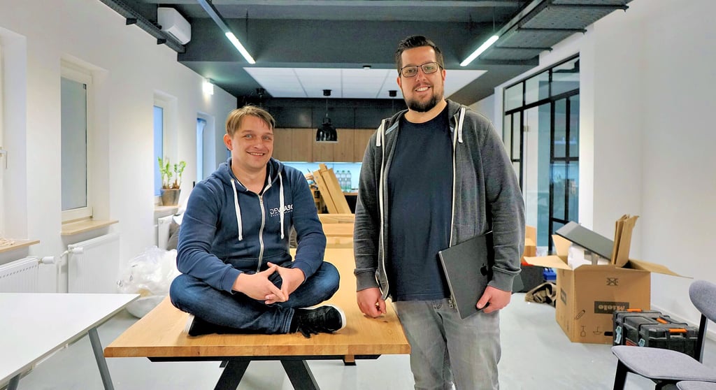 Benjamin Ullrich (links) und Jeffrey Reichardt am neuen Firmensitz im beschaulichen Salzwedel. Noch ein paar Kartons auspacken, dann geht es am mordernen und vor allem deutlich größeren Standort weiter.