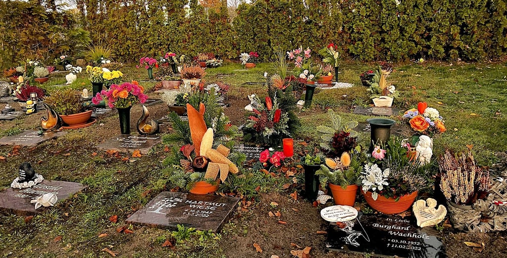 Fast jedes der halbanonymen Urnengräber in Klietz ist hier noch dekoriert, die Rasenpflege ist dadurch nur sehr zeitaufwendig möglich. Das soll sich mit der Umgestaltung ändern.