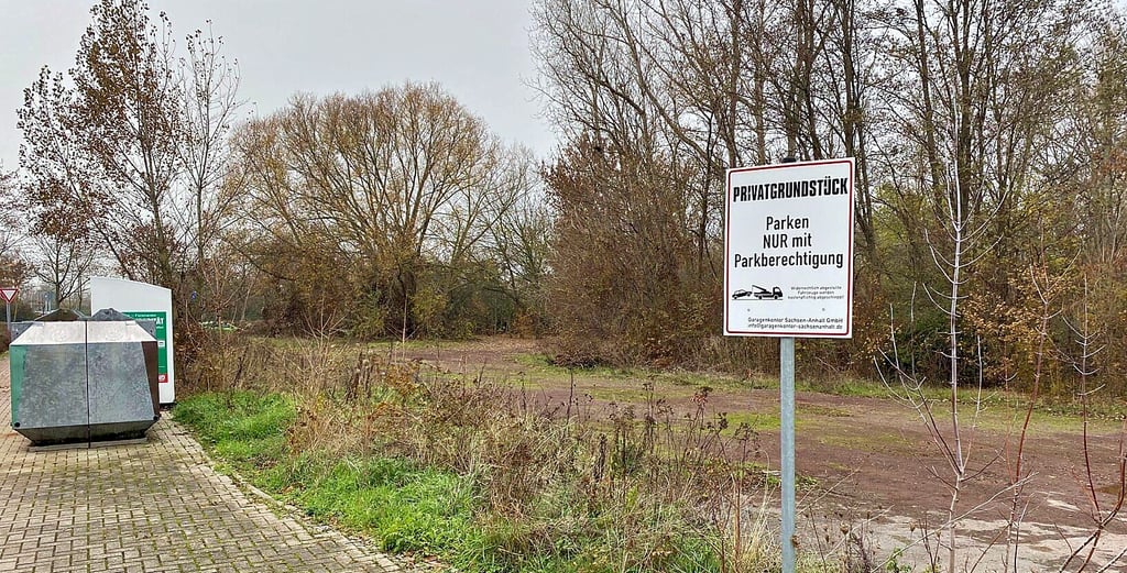 Wo aktuell noch Gehölz und Rasen zu finden sind, sollen Reihenhäuser in Magdeburg gebaut werden. Die Fläche besteht aus Grundstücken der Stadt und aus Privatgrundstücken.