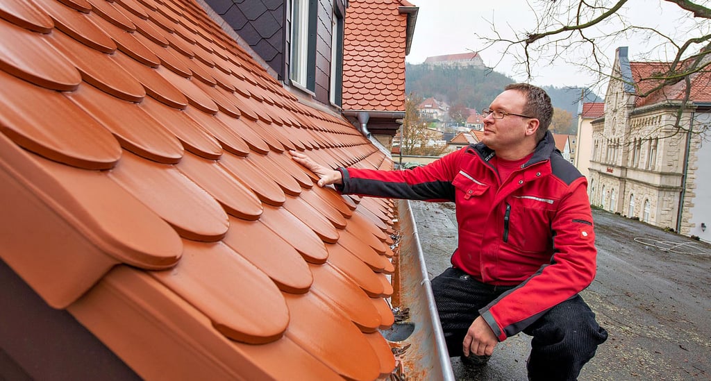 Mit seiner Firma hat der Freyburger Dachdeckermeister Maik Grünewald die Dacharbeiten übernommen.