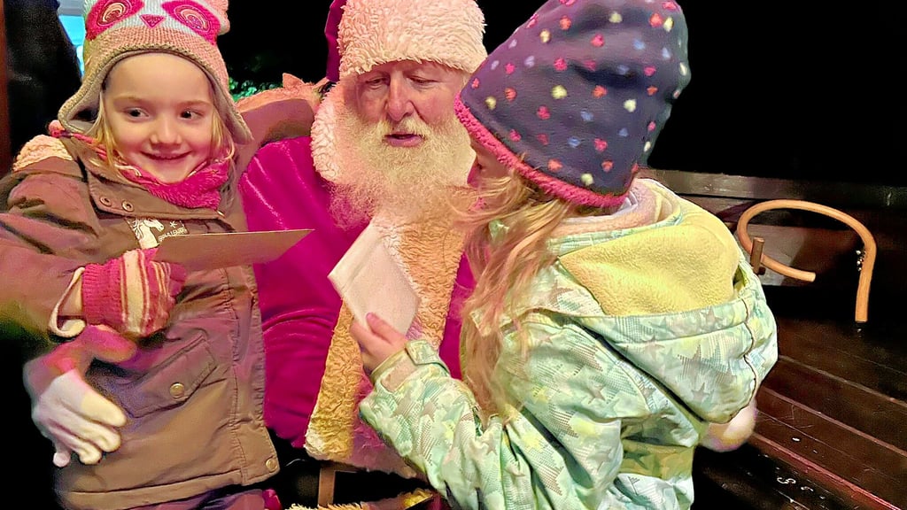 Vor der Geschenkübergabe unterhalten sich die Kinder mit dem Weihnachtsmann.