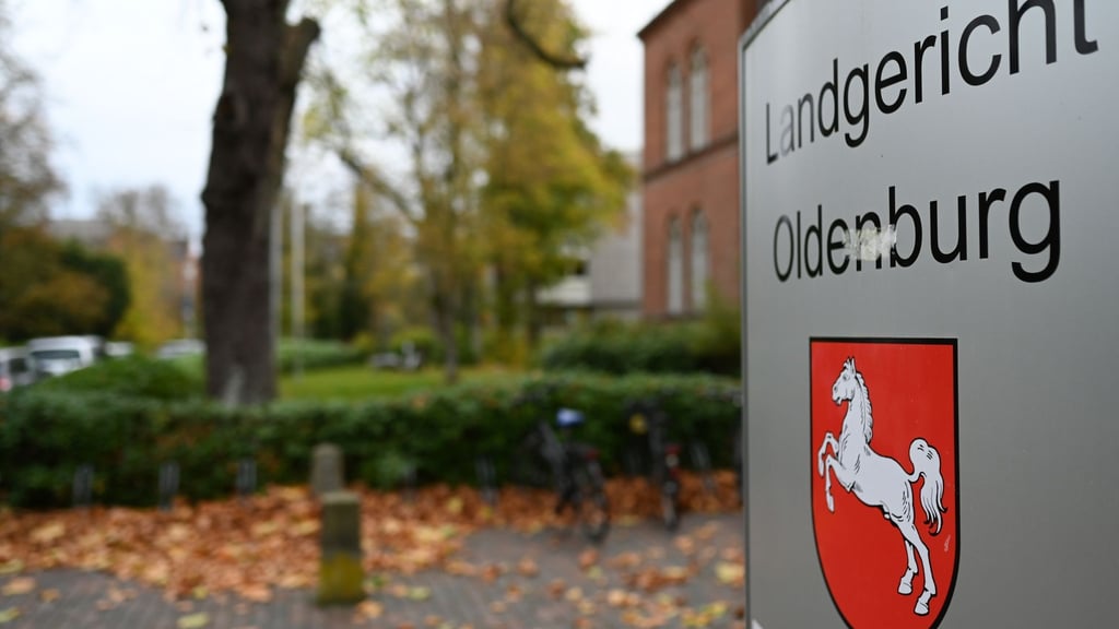 Ein Schild mit dem niedersächsischen Landeswappen hängt am Eingang zum Landgericht Oldenburg.