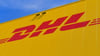 Das Logo des Paketdienstes DHL der Deutschen Post auf der Fassade eines Paketzentrums.