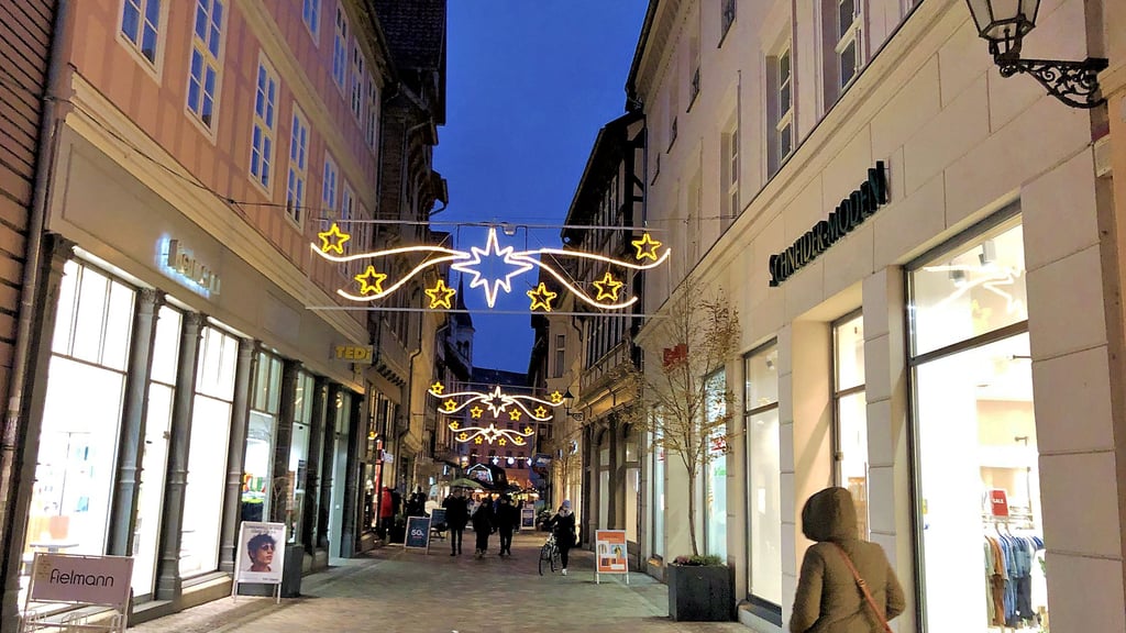 Weihnachts- ersetzt Straßenbeleuchtung: So soll in der Stadt Energie gespart werden; zudem wurden die Beleuchtungszeiten angepasst.