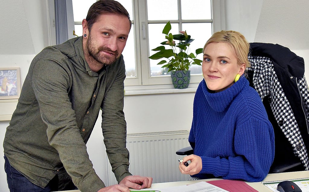 Zum jungen Team in der Klötzer Stadtverwaltung gehören auch Luise Kummert und Christopher Schürz. Während Schürz seit September 2020 als Sachgebietsleiter Zentrale Dienste tätig ist, kümmert sich Kummert seit Juli dieses Jahres unter anderem um die Personalplanung und Personaleinsatzplanung in den Kindertagesstätten.