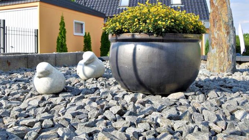 Komplett mit Schotter gestaltete Gärten (Symbolfoto) sind der Weißenfelser Stadtverwaltung ein Dorn im Auge, weil diese verboten seien.