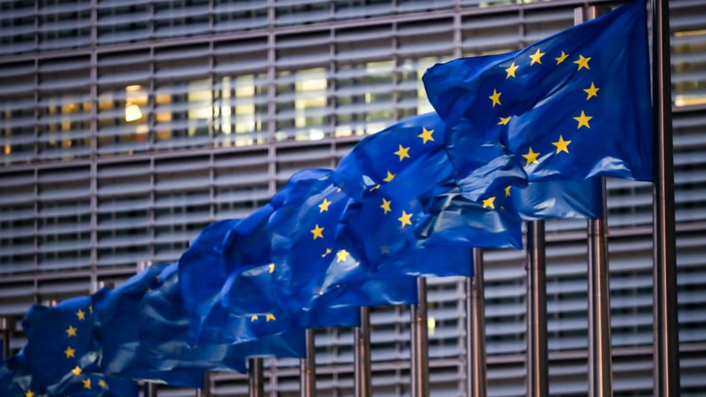 Europa-Flaggen wehen vor dem Sitz der EU-Kommission in Brüssel.