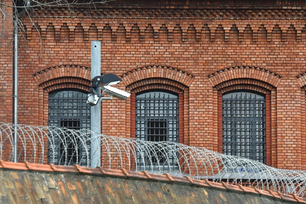 Vergitterte Fenster der Justizvollzugsanstalt (JVA) Plötzensee in Berlin.