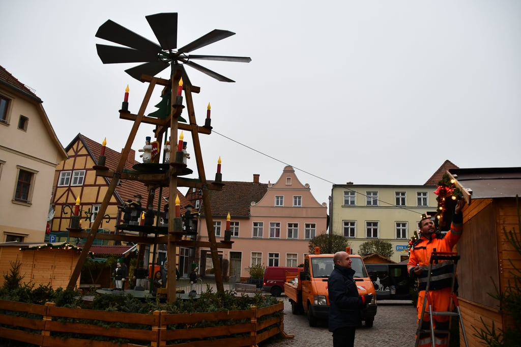 Am Donnerstag haben Mitarbeiter des Bauhofes und des Ordnungsamtes den Havelberger Marktplatz weiter für den Weihnachtsmarkt vorbereitet. Die Hütten wurden noch mit LED-Lampen ausgestattet.