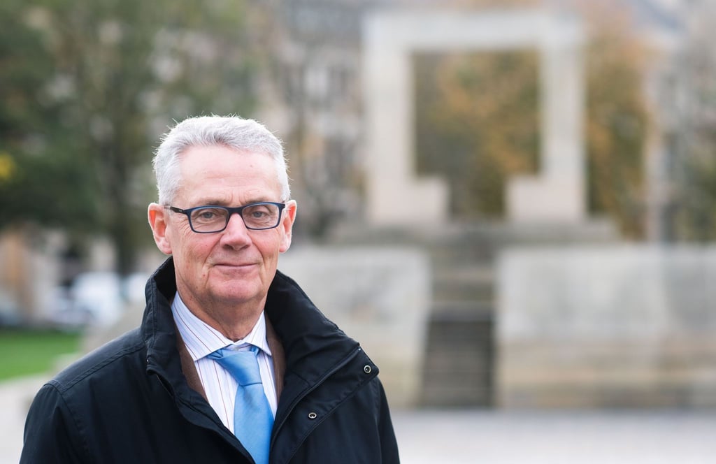 Niedersachsens Antisemitismusbeauftragter Franz Rainer Enste steht am Holocaust-Mahnmal am Opernplatz in Hannover.