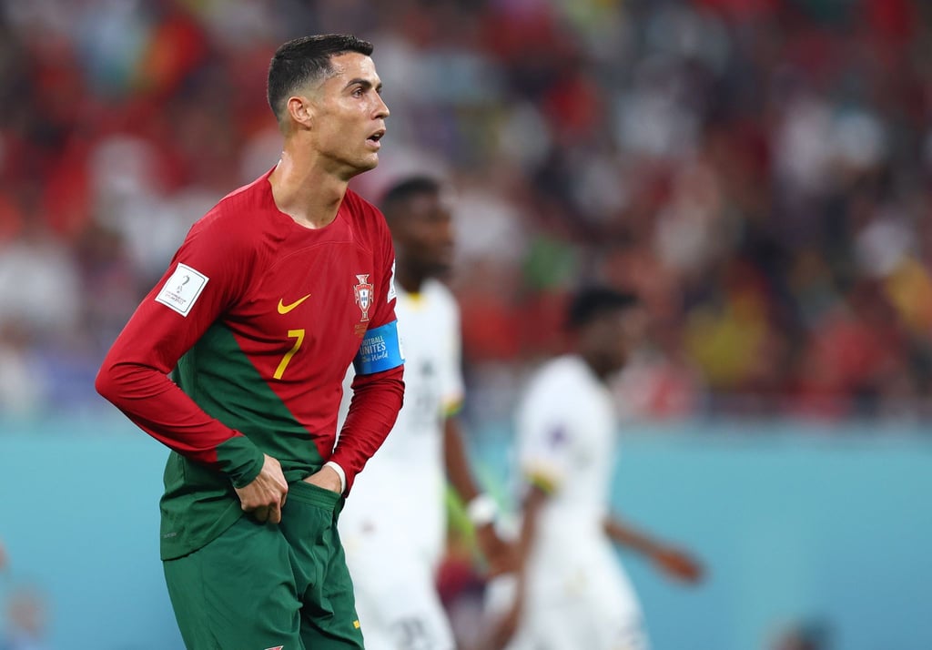 Cristiano Ronaldo von Portugal sorgt mit seinem Griff in die Hose für Rätsel.