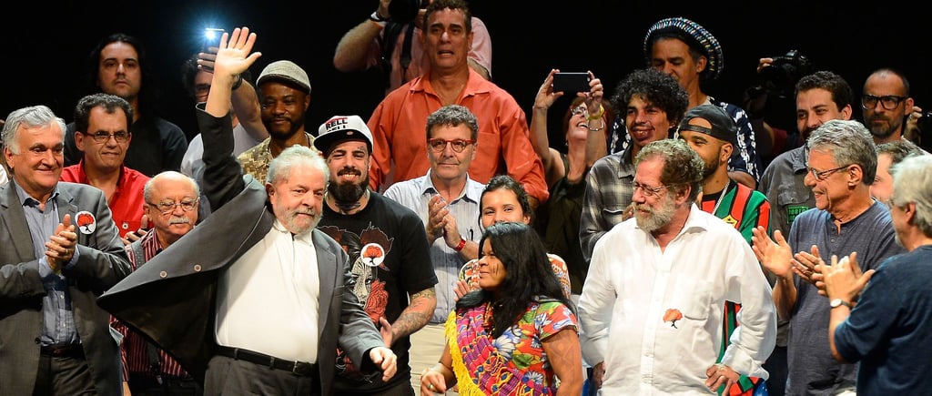 Luiz Inacio Lula da Silva (M., l), damals ehemaliger Präsident von Brasilien, nimmt an einer Veranstaltung mit Künstlern und Akademikern teil.