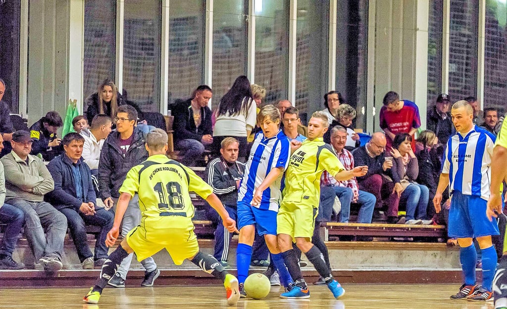 Ein Bild aus besseren Tagen: Chemie Rodleben spielt in Coswig gegen Klieken.