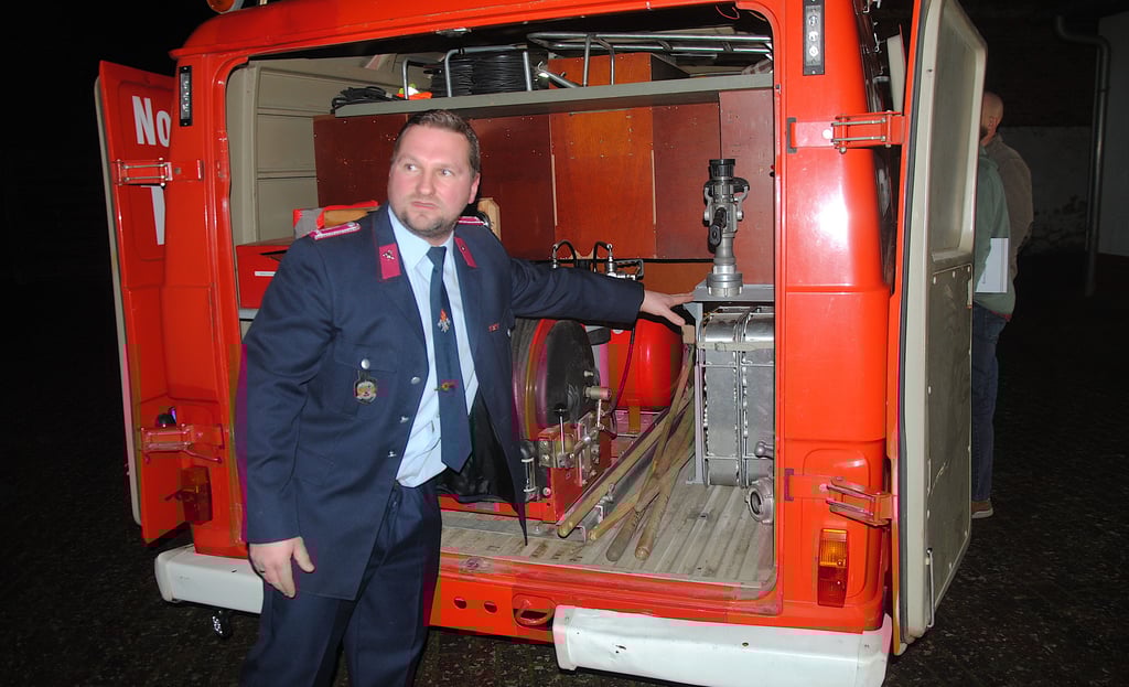 Maschinist Sören Knoke zeigt die vielen Eigenleistungen, mit denen die Tangelner Kameraden ihr 43 Jahre altes Fahrzeug noch halbwegs einsatzfähig gehalten haben.