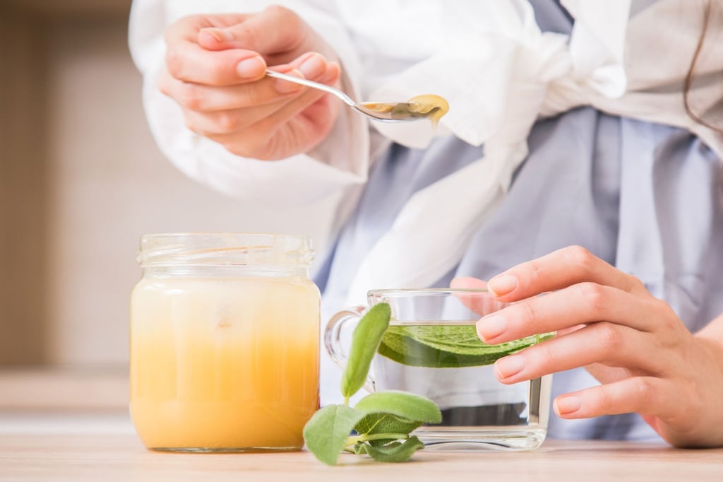 Lecker Honig in den Tee! Aber manchmal sind im goldenen Gut auch Pestizide oder Zuckersirup enthalten.