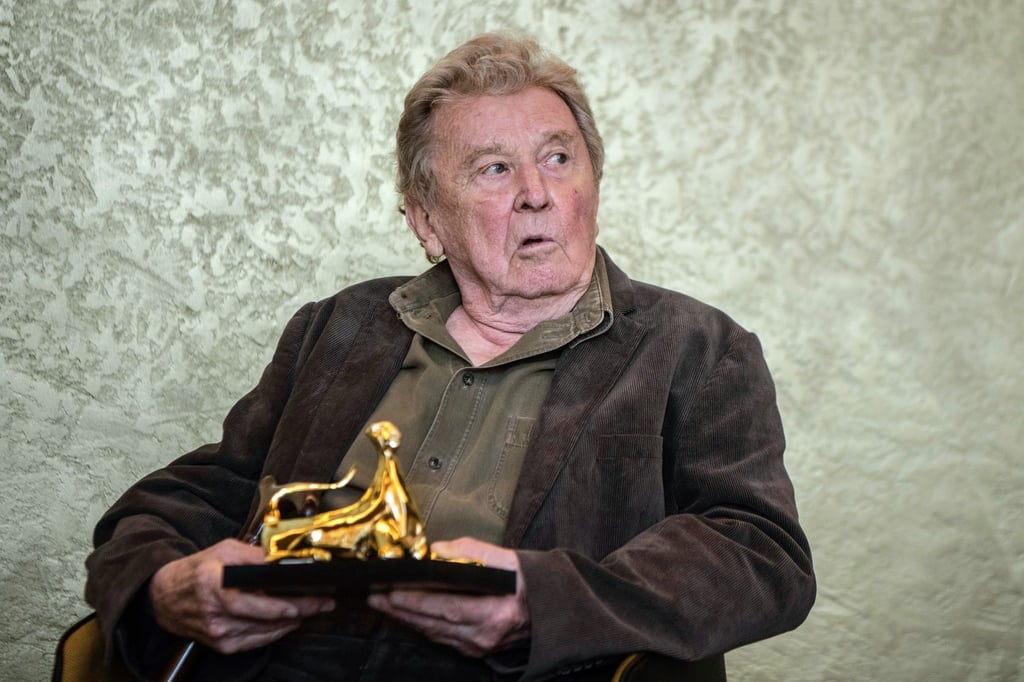 Der französische Filmemacher Jean-Marie Straub wurde 2017 auf dem 70. Filmfestival in Locarno mit einem Ehrenleoparden ausgezeichnet. Jetzt ist er mit 89 Jahren gestorben.