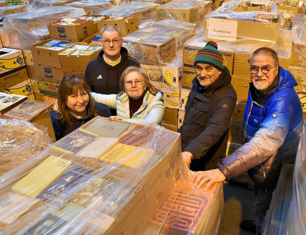 In einer alten Werkhalle stapeln sich Bücherkisten bis zum Horizont. Hier fünf aktive Mitglieder: Manuela Naß (von links), Werner Schneider, Karin Macholl, Mario Rietz und Rüdiger Gröber.