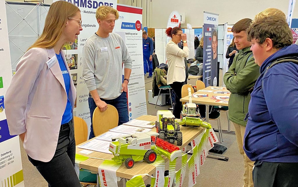 Monique Böhm und Azubi Jendrick Kehling vom Landmaschienen Verkäufer Rahmsdorf haben auf der Ausbildungsmesse in Stendal viele Gespräche mit interessierten Schülern geführt.