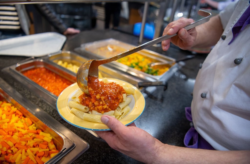 Nur immatrikuliert, um das Mensa-Essen günstiger zu bekommen? Dann kann das Auswirkungen auf die Ihnen zustehenden Leistungen vom Staat haben.