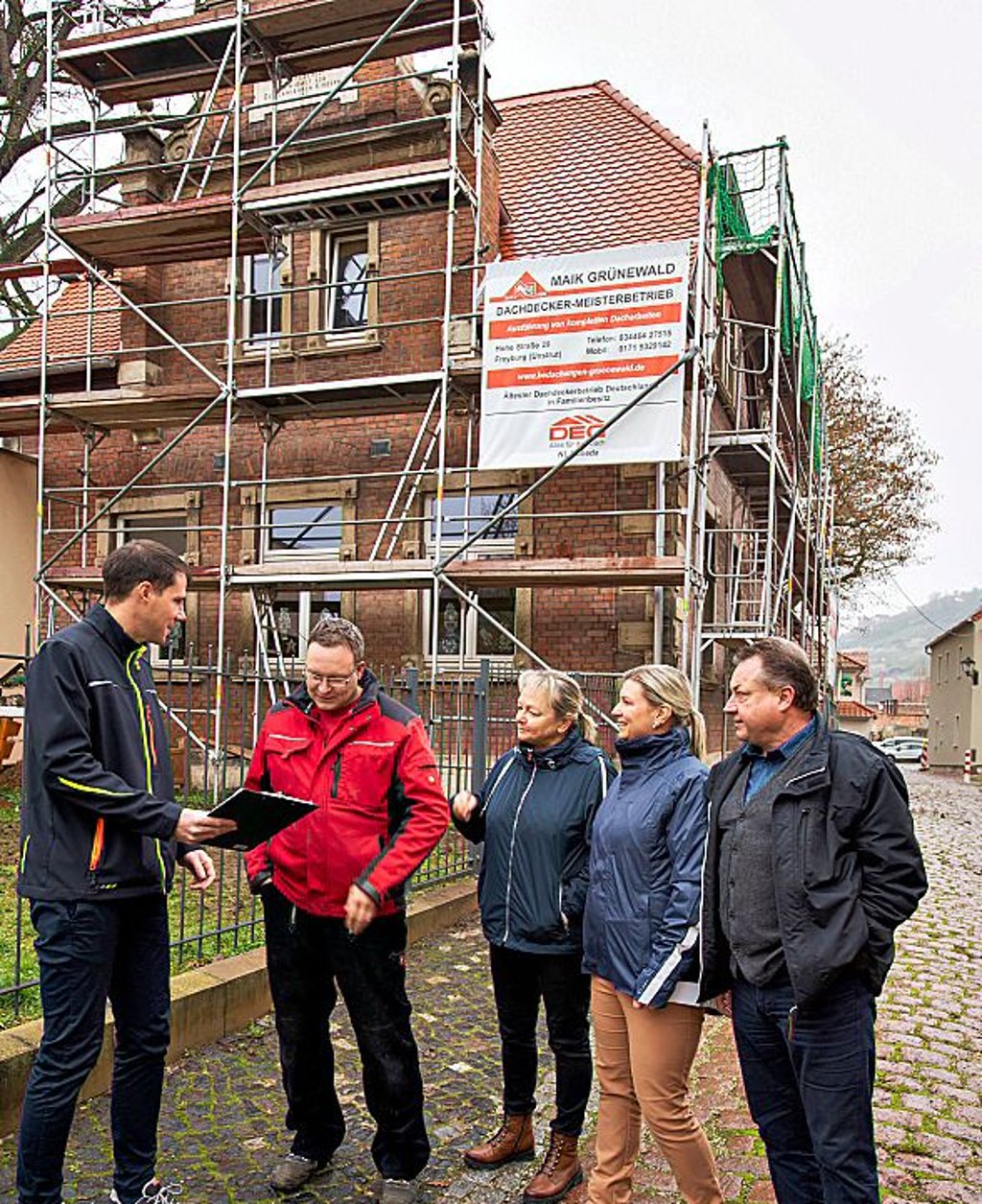 Bauamtsmitarbeiter Martin Kaufmann (l.) informiert vor Ort über das umfangreiche Vorhaben.