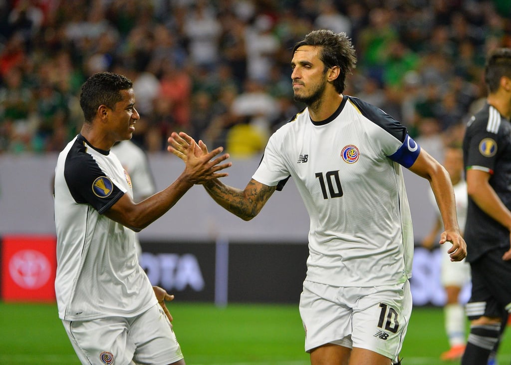 Bryan Ruiz, Costa Ricas Fußball-Ikone, klatscht mit einem Mannschaftskameraden nach seinem Treffer gegen Mexiko ab.