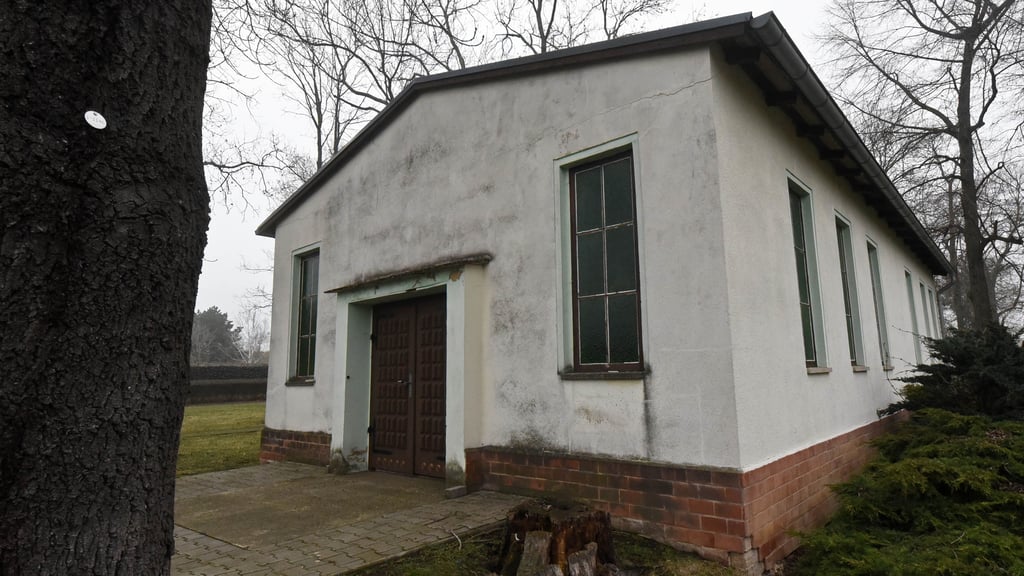 Die Nutzung der Trauerhalle in Schadeleben könnte künftig 200 statt 59 Euro kosten. Zuviel, meint Ortsbürgermeister Alfred Malecki.