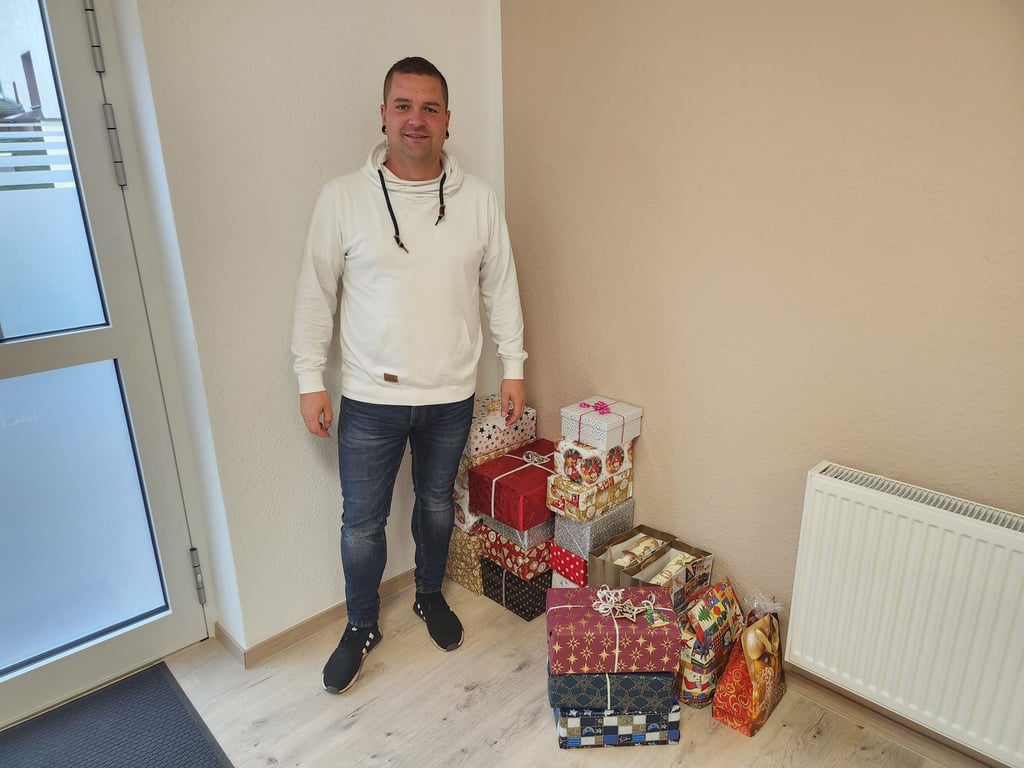 Daniel Seese vom Wansleber Bürgerservice freut sich über die ersten Päckchen, die für eine Weihnachtsaktion eingetroffen sind.